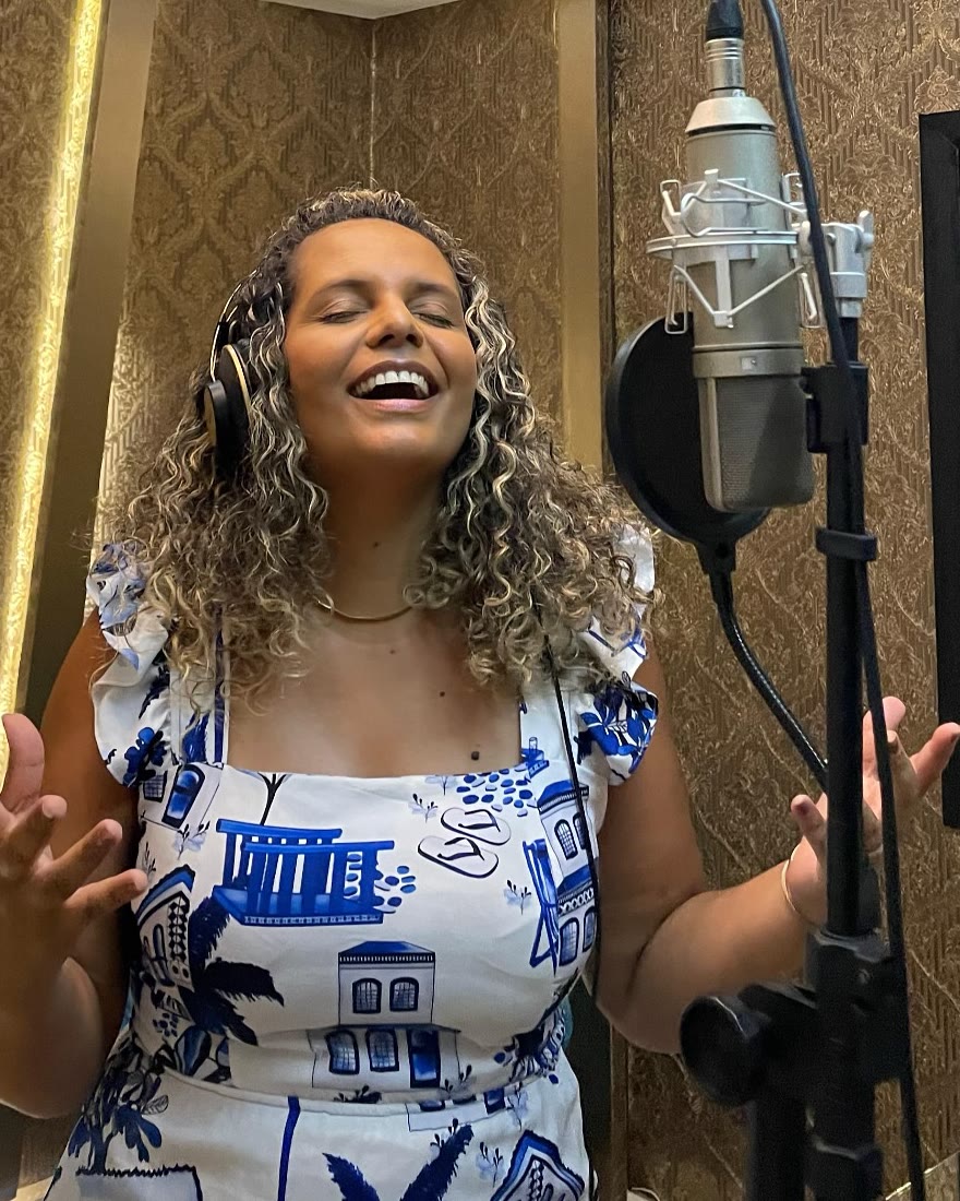 Cantora gravando em cabine de estúdio da W.Music